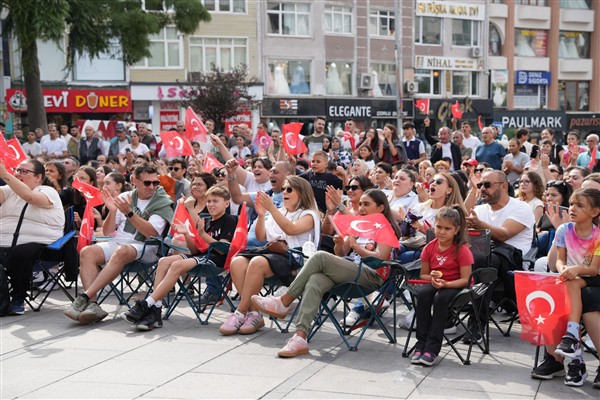 Çorlu'da milli maçlar dev ekranda izlendi