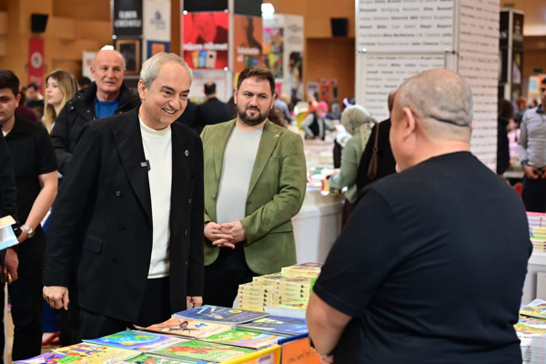 Başkan Kocagöz, Kepez Kitap Fuarı’nı ziyaret etti 
