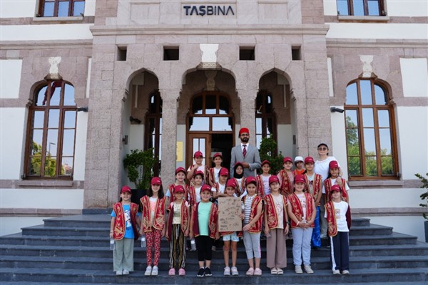 Konya’da öğrenciler 6 tarihi mekanda 6 tarihi karakteri tanıyor<