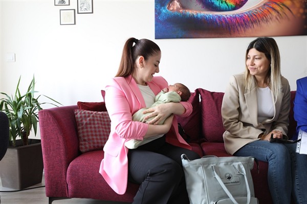 Menderes'te hizmete giren Hoş Geldin Bebek projesinde 200.bebeğe özel ziyaret düzenlendi