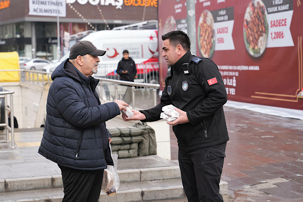 Keçiören’de Berat Kandili ikramı<