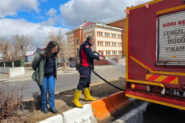 Ağrı itfaiye ekiplerinden refüj temizliği çalışması