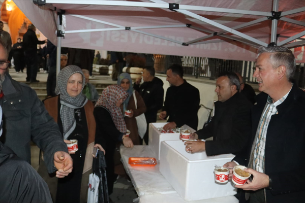 İzmit Belediyesi, Kadir Gecesi’nde helva ikram etti<