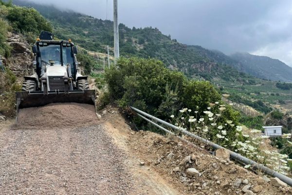Gazipaşa Belediyesi Zeytinada Mahallesi’nde asfalt çalışmalarını sürdürüyor<