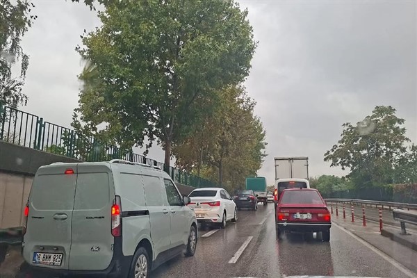 Bursa’da yağış nedeniyle trafikte yoğunluk oluştu