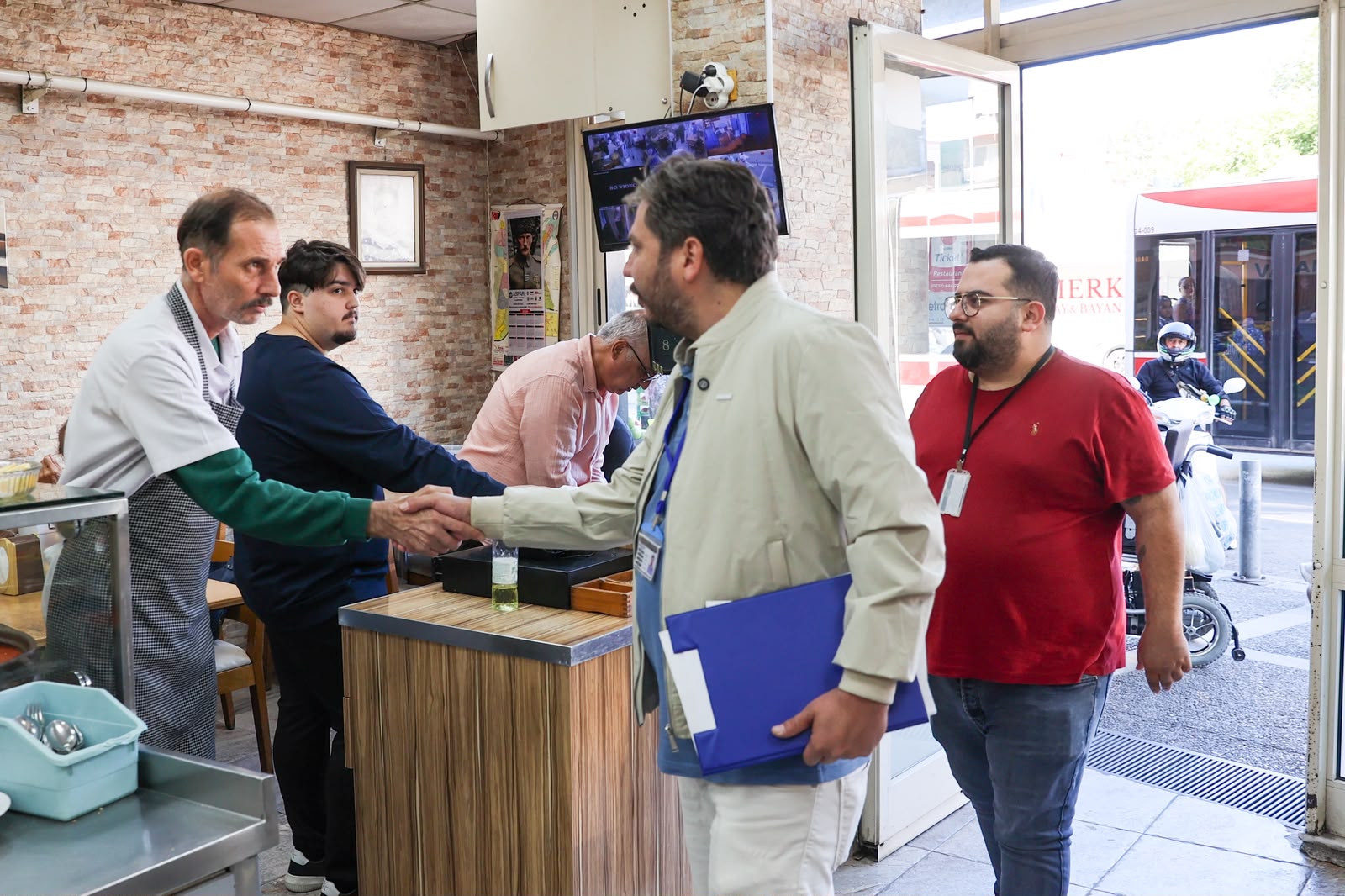 Buca Belediyesi Dünya Çevre Sağlığı Günü’nde iki yeni saha ekibi kurdu<