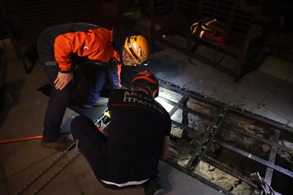 Antalya’da denizde mahsur kalan 2 kişi kurtarıldı <