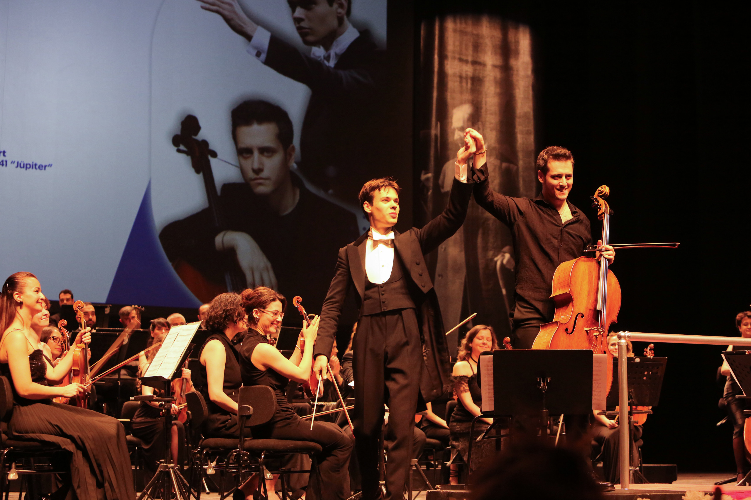 Senfoni Orkestrası'ndan Baltacıgil solistliğinde konser