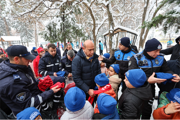 Gaziantep Büyükşehir Belediyesi'nden çocuklara kar hediyesi