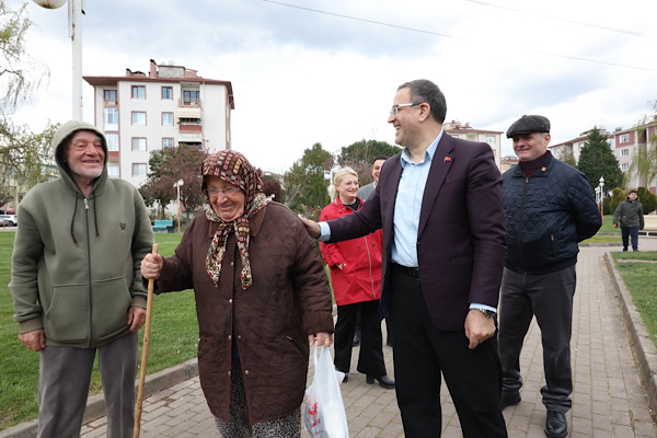 Başkan Gökçe, Derince’de vatandaşlarla bir araya geldi<