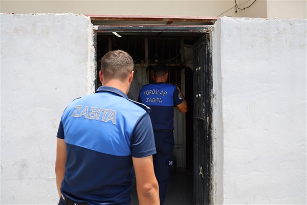 Toroslar Zabıtası, kaçak ve sağlıksız süt ürünleri imalathanesini mühürledi<