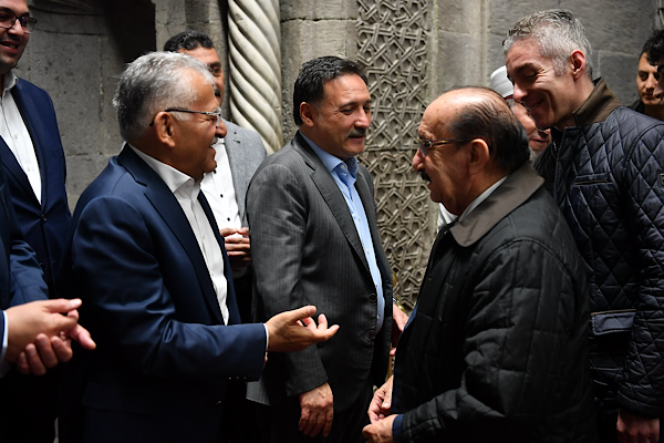 Başkan Büyükkılıç ve Vali Çiçek vatandaşlarla bayramlaştı<