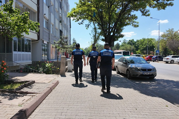 Kayseri’de zincir marketlerde zabıta denetimi gerçekleştirildi<