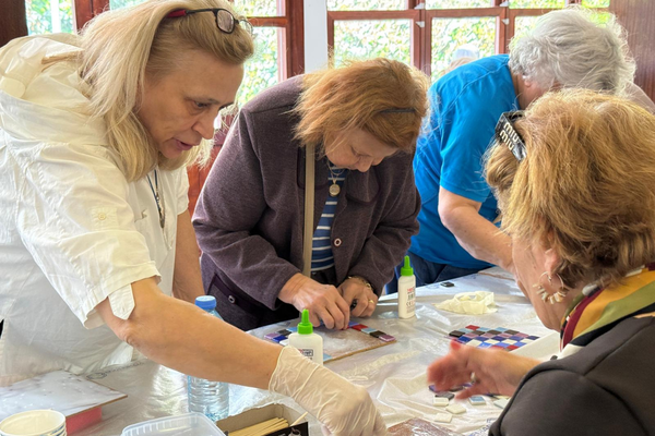 Atık camlar mozaik sanatına dönüştü