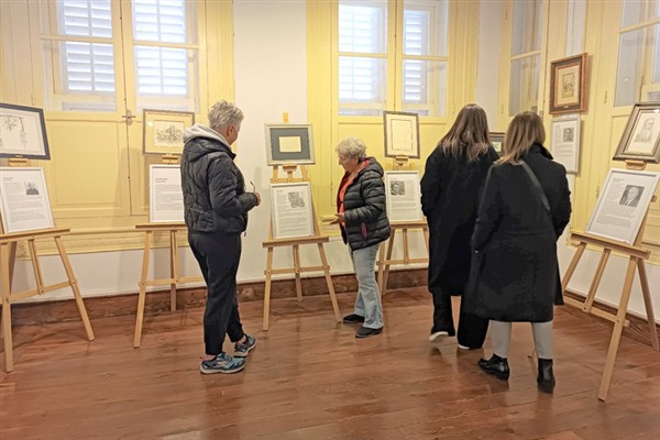 Galeri Hamam Sanat, “Küçük İşler Büyük İmzalar” sergisine ev sahipliği yapıyor