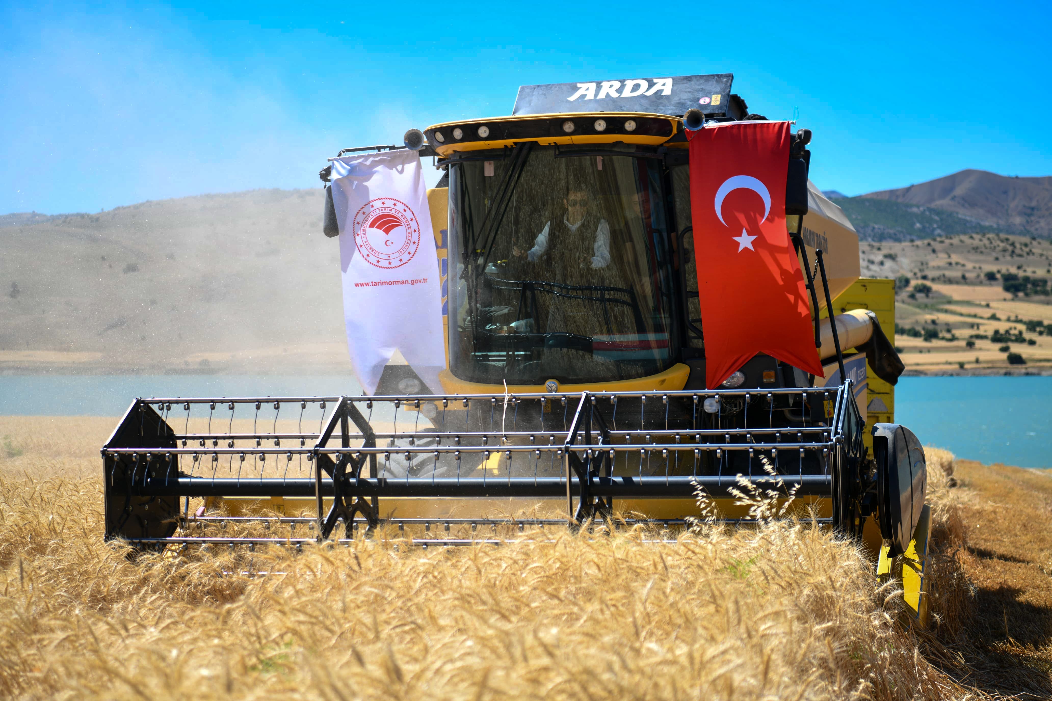 Vali Aygöl, buğday hasadına katıldı ve un fabrikasını ziyaret etti<