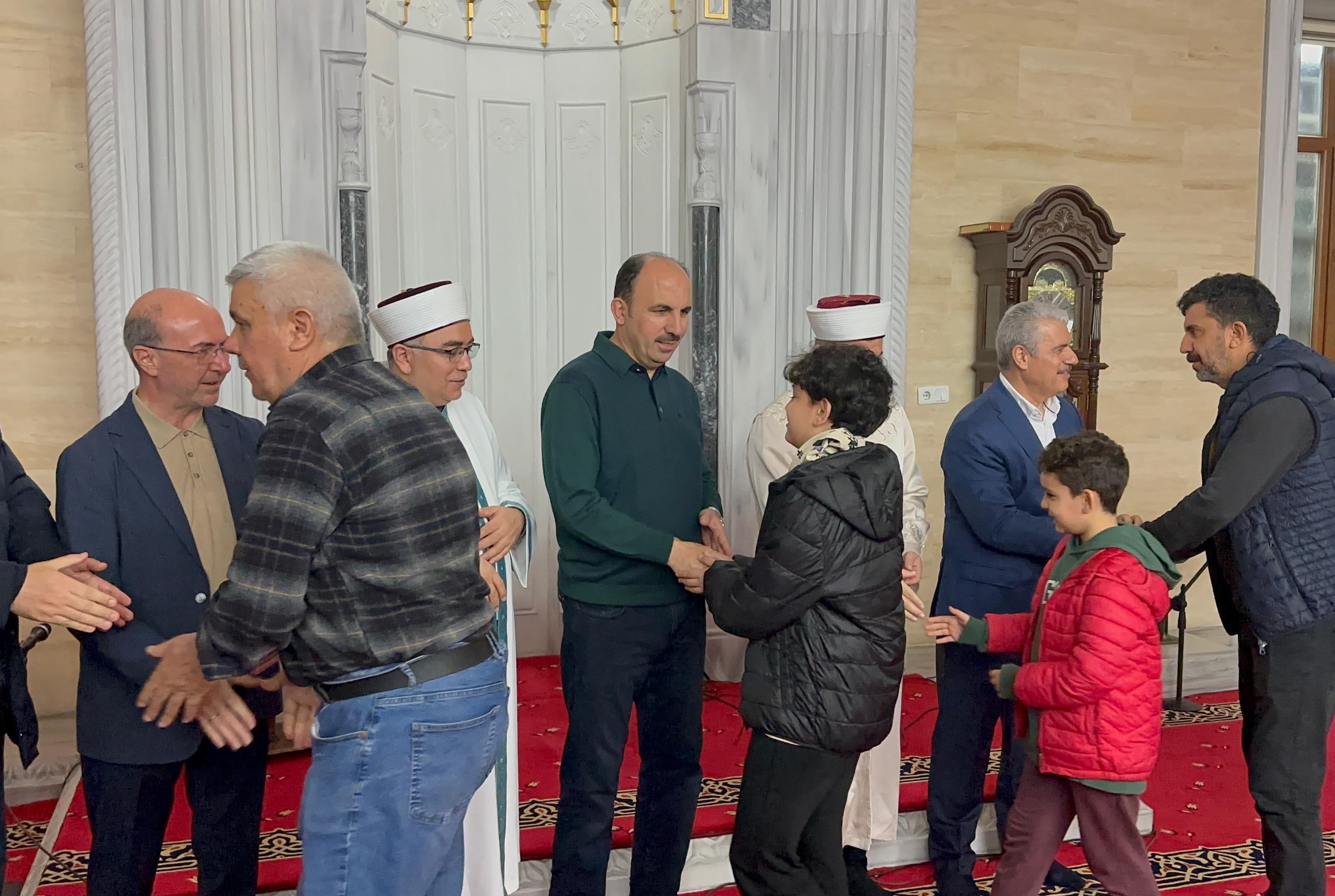 Vali Akın ve Başkan Altay, Konyalıların kandillerini kutladı<