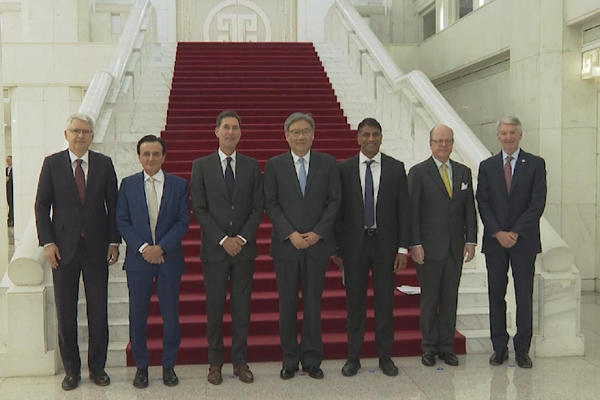 Çin Ticaret Bakanı Wang, küresel ilaç temsilcileriyle Pekin’de buluştu<