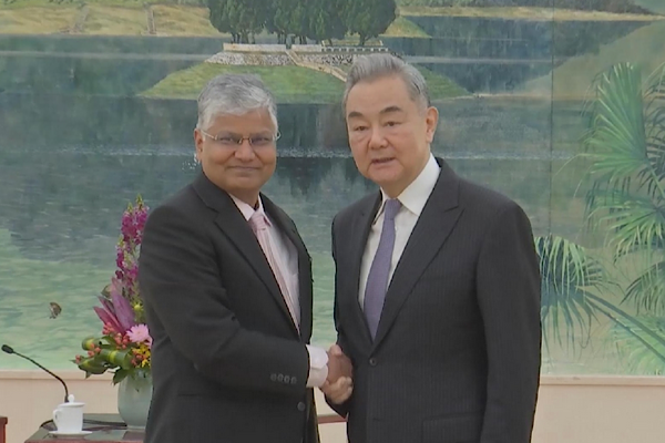 Wang, Hindistan’ın Çin Büyükelçisi Rawat ile bir araya geldi<