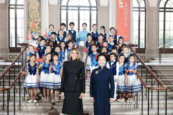 Peng Liyuan ve ABD Başkanı Trump’ın eşi Melania, Ulusal Asya Sanatı Müzesi’ni ziyaret etti<