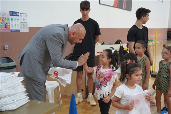 Başkan Aydın, Yaz Spor Okulu’nu ziyaret etti<