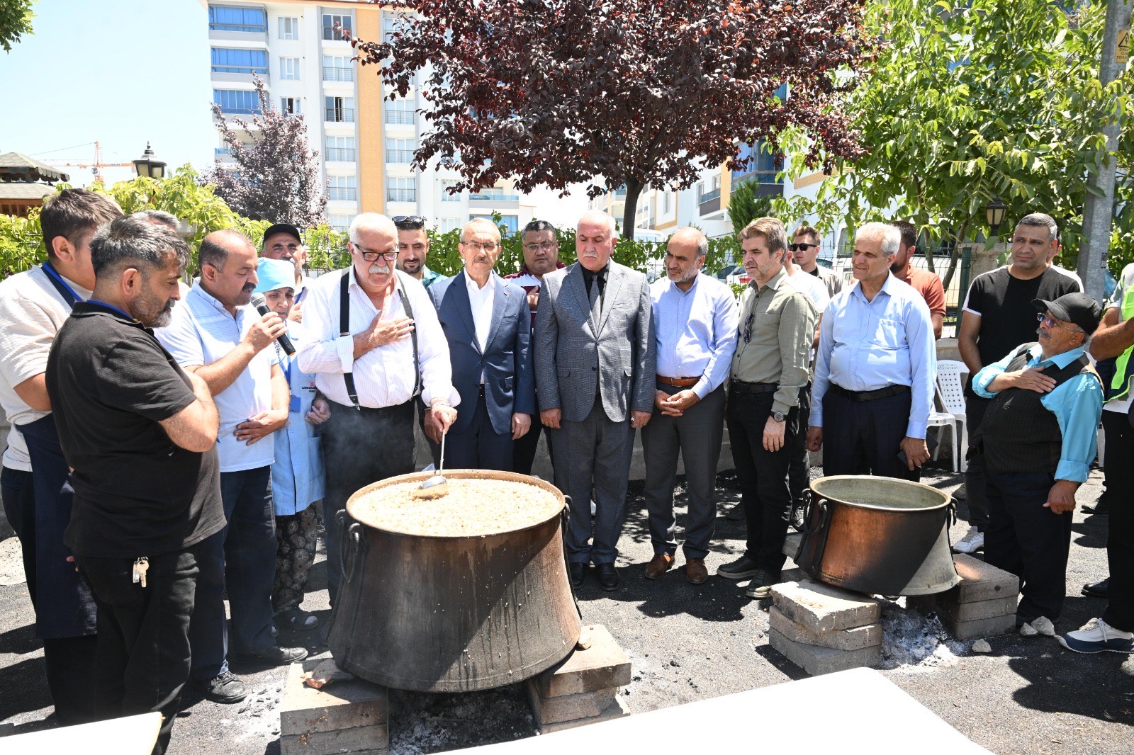 Vali Yavuz, aşure ve lokma etkinliğine katıldı<