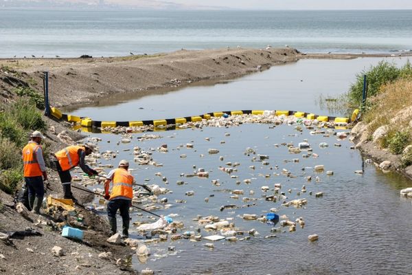Van Gölü’ne atık geçişi yüzer bariyerlerle önleniyor<