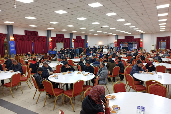 Sapanca’da iftar hizmeti verilmeye devam ediyor<