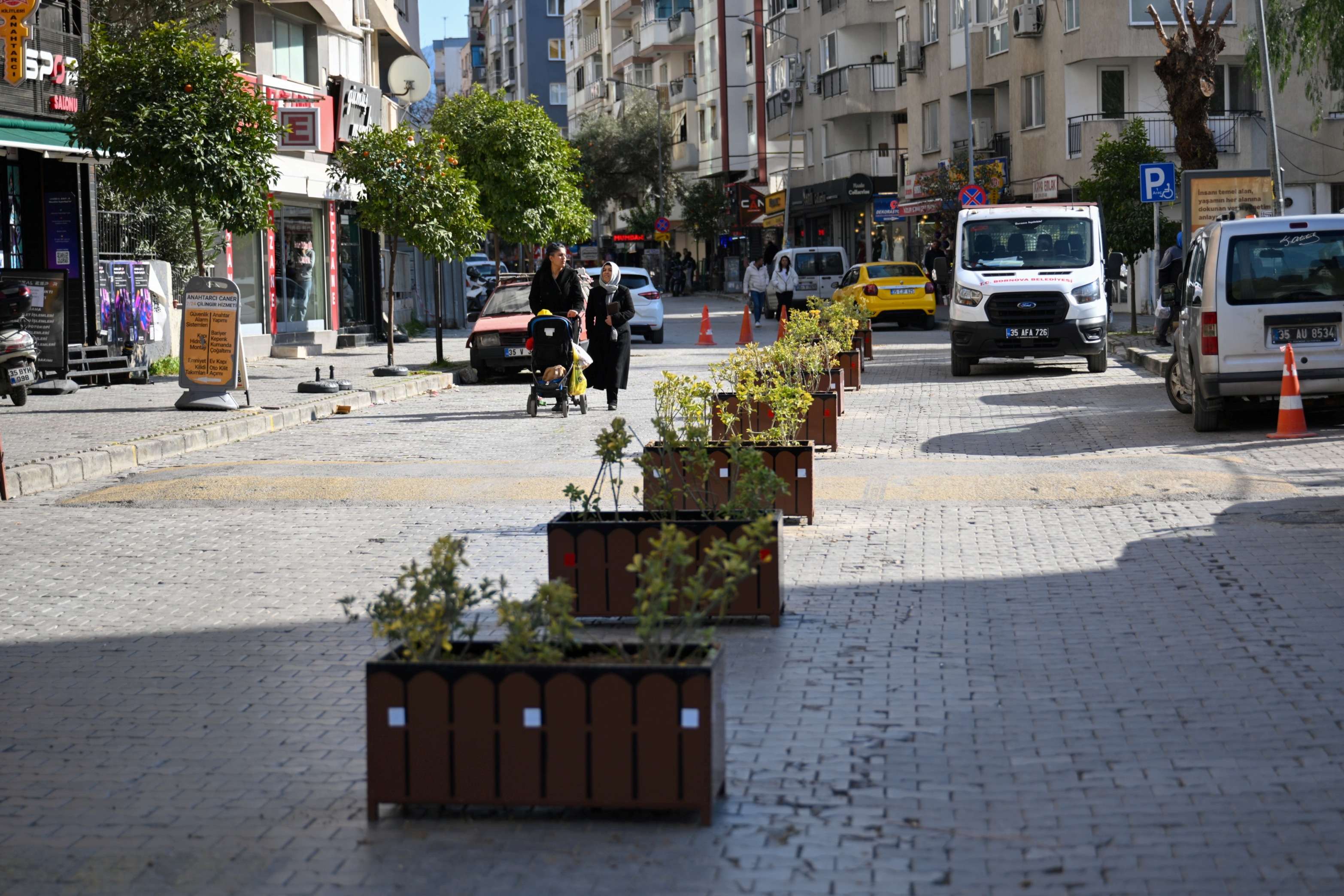 Bornova Belediyesi, Zafer Caddesi'nde geçici orta refüj yaptı