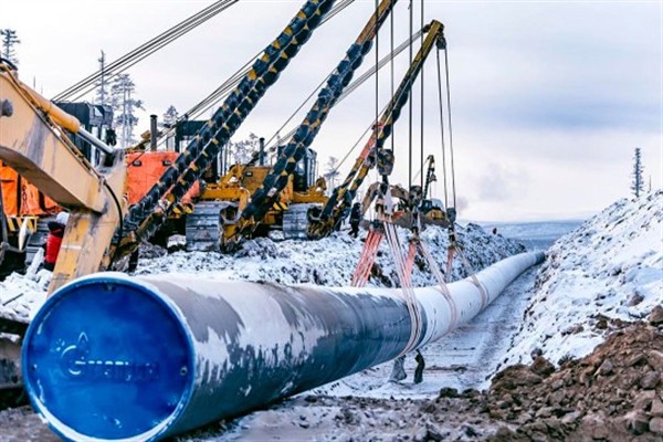AB, Macaristan Dışişleri Bakanı'nı Moskova enerji konferansına katıldığı için kınadı<