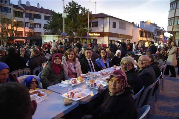 Başkan Ünlüce: İftar sofralarında buluşmak, hem ruhumuzu hem de gönlümüzü doyuruyor<