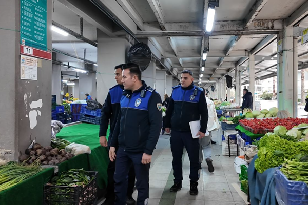 Marmaris’te zabıta ekiplerinden pazar yerlerinde denetim <