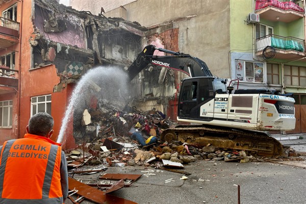 Gemlik’te metruk bina yıkımları devam ediyor<