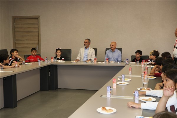Öğrencilerden Eş Başkan Dündar'a ziyareti<