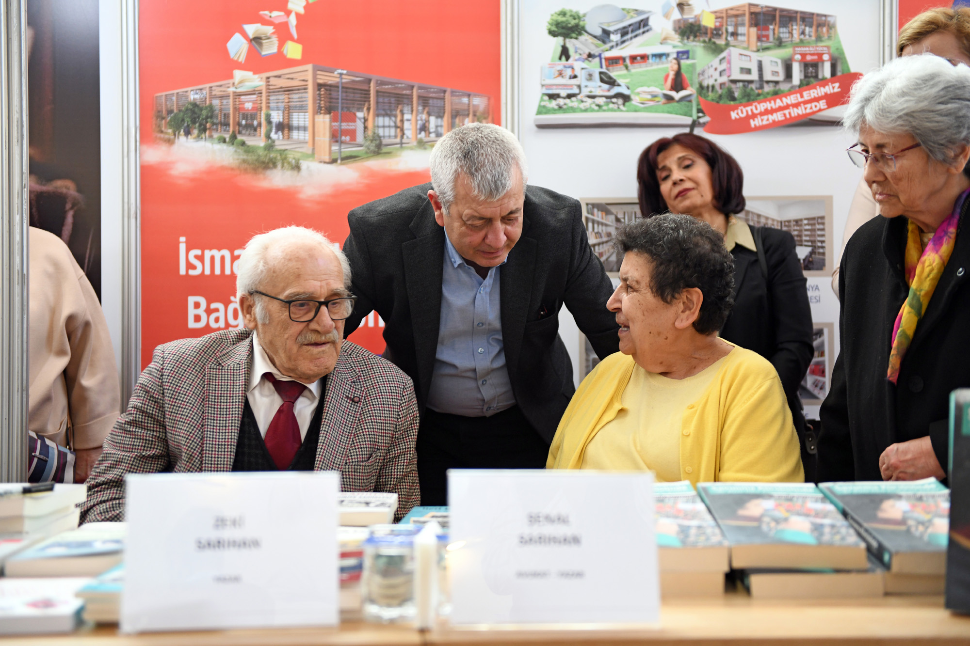 Şenal Sarıhan ve Zeki Sarıhan’a kitapseverlerden yoğun ilgi 