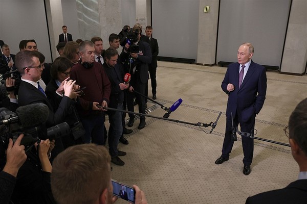Putin, Tomahawk füzelerinin Rusya'ya saldırması durumunda sert tepki verileceğini söyledi<