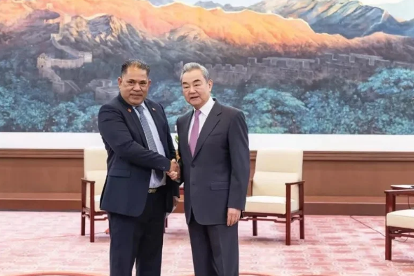 Wang Yi, Pasifik ada ülkelerinin ortak heyetiyle bir araya geldi<