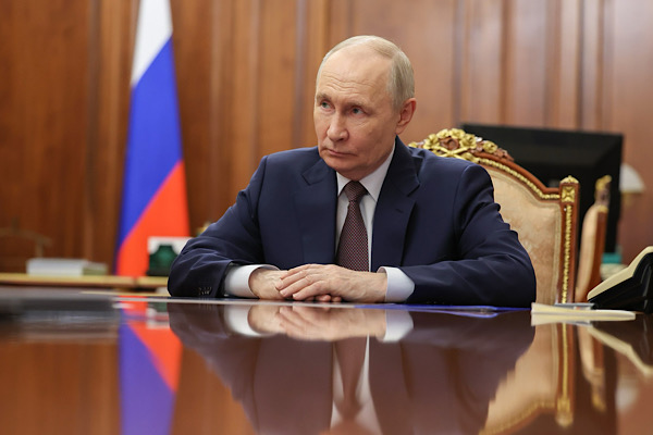 Putin, Bahreyn Kralı Al Khalifa ile telefonda görüştü<