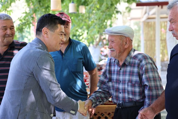 Başkan Ünlü, vatandaşlarla bayramlaştı<