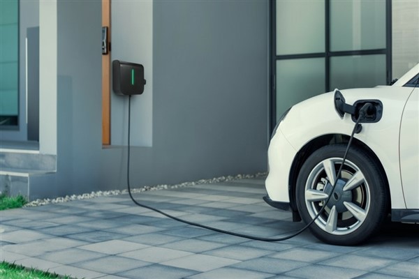 Elektrikli araç şarj altyapısı düzenleme ile konutlara taşınıyor<