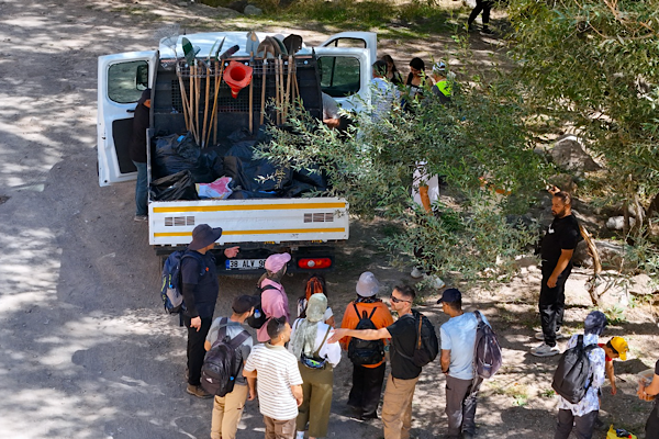 Kırlangıç Vadisi'nde plogging etkinliğiyle 500 kilogram çöp toplandı