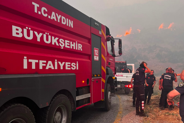 Aydın Büyükşehir Belediyesi ekipleri Çine'deki orman yangınına müdahale ediyor