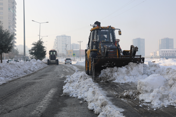 Diyarbakır’da karla mücadele çalışmaları<