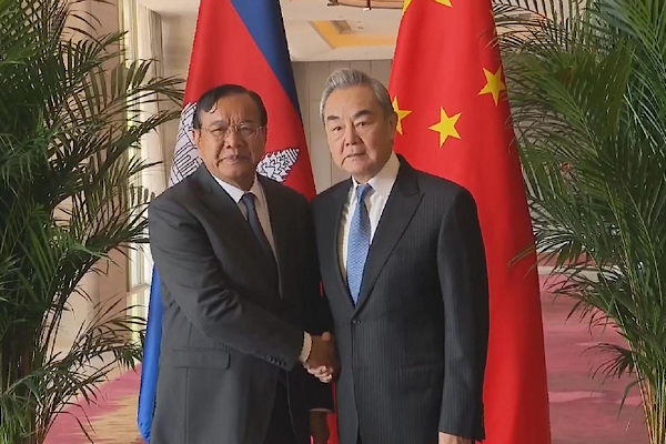 Çin Dışişleri Bakanı Wang, Kamboçyalı mevkidaşı Sokhonn ile görüştü<