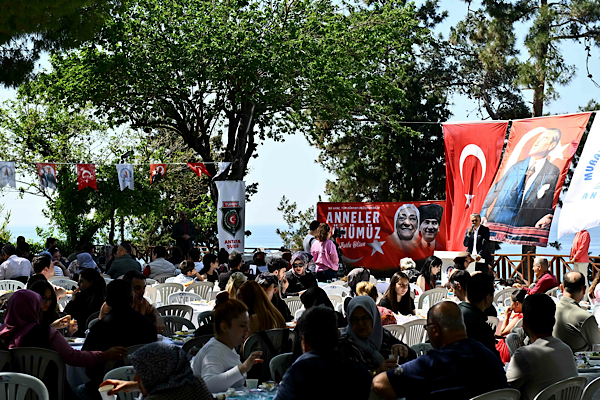 Muratpaşa’da şehit ve gazi anneleri için Anneler Günü programı düzenlendi<