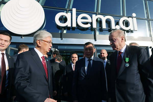 Erdoğan ve Tokayev, Kazakistan’daki yapay zeka merkezini ziyaret etti<