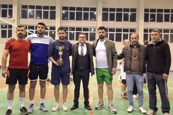 Posof'ta 19 Mayıs Kaymakamlık Kupası Voleybol Turnuvası sona erdi<