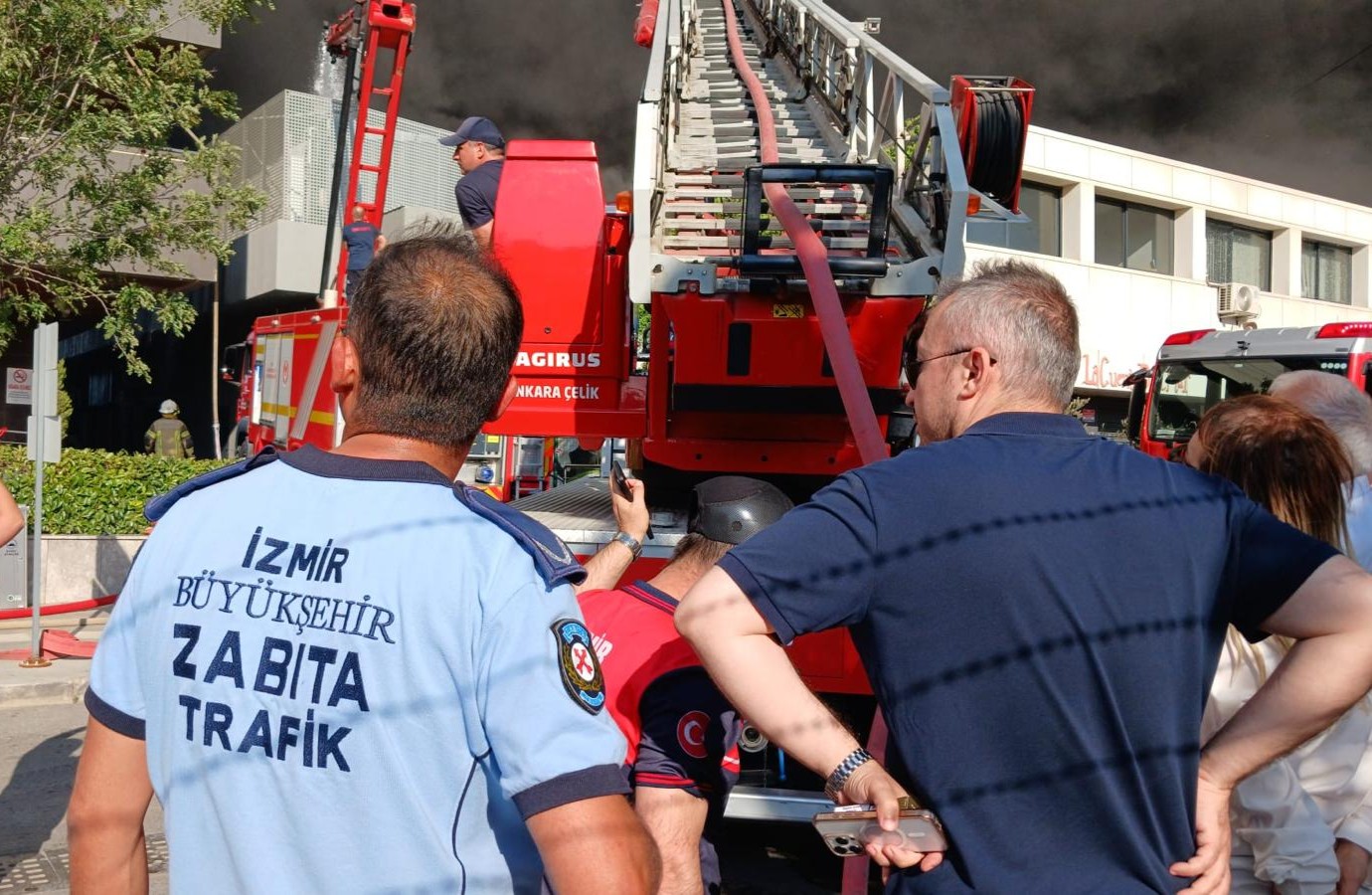 İzmir Büyükşehir Belediyesi'nden yangına müdahale <