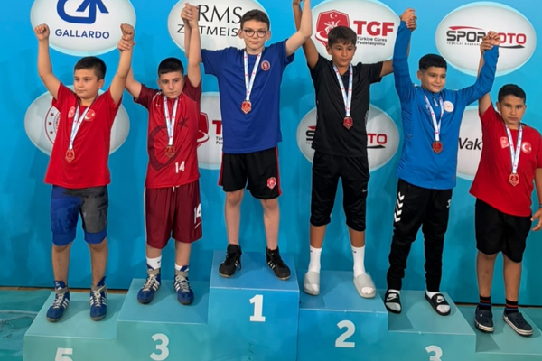 Osmangazi Belediyesporlu güreşçilerden madalya
