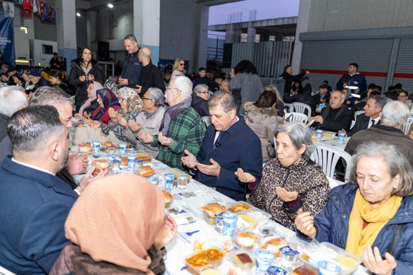 Başkan Tugay, iftarda Bucalılarla buluştu<